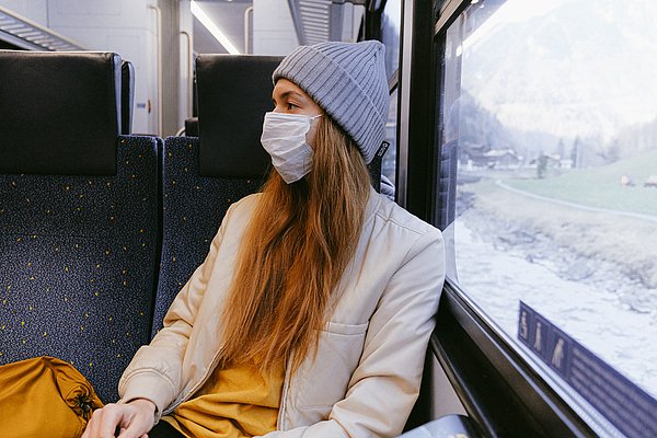 Zug fahren mit Maske