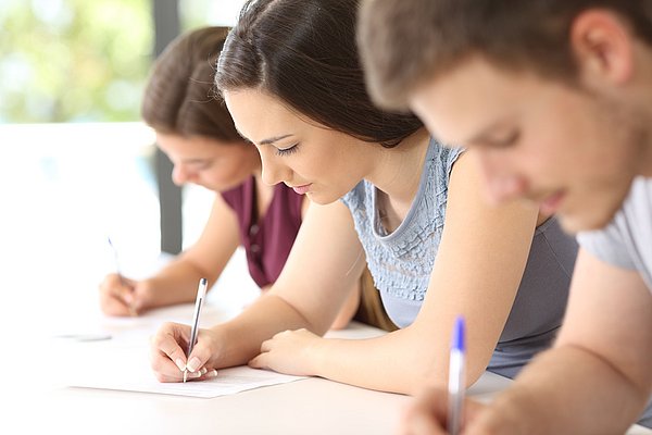 Studierende bei Prüfung