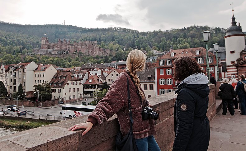 Menschen genießen Ausblick