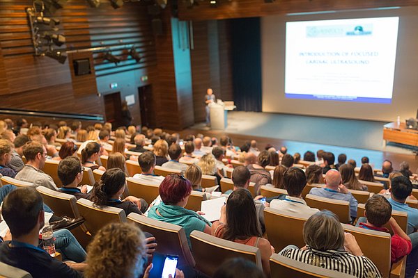 Vorlesung im Hörsaal, Universität