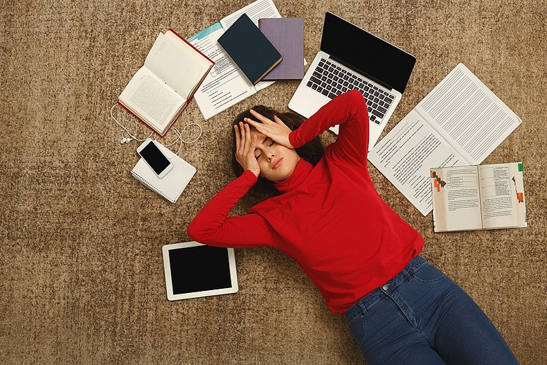 Student verzweifelt beim Lernen