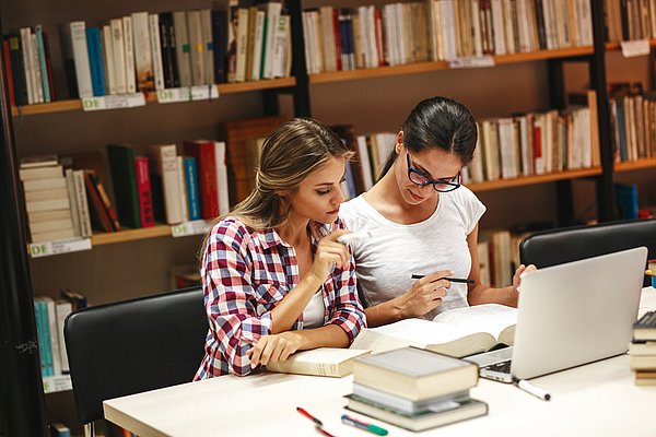 Studenten in Bibliothek