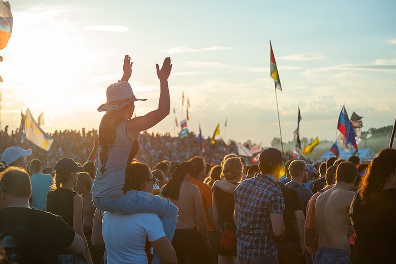 Leute auf einem Festival