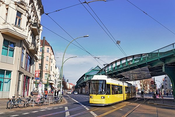 Gelbe S-Bahn in der Stadt