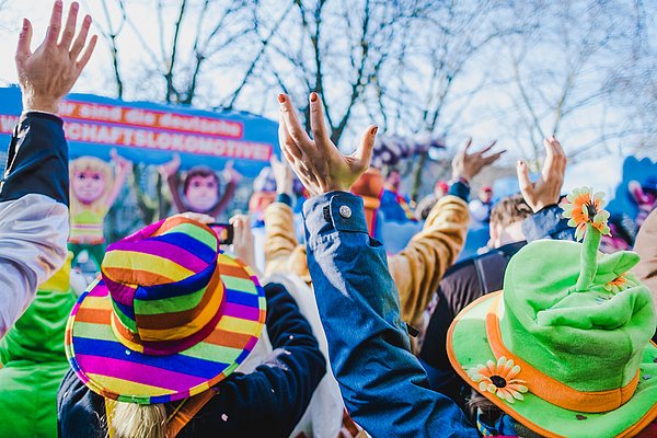 Verkleidete Leute auf dem Karneval