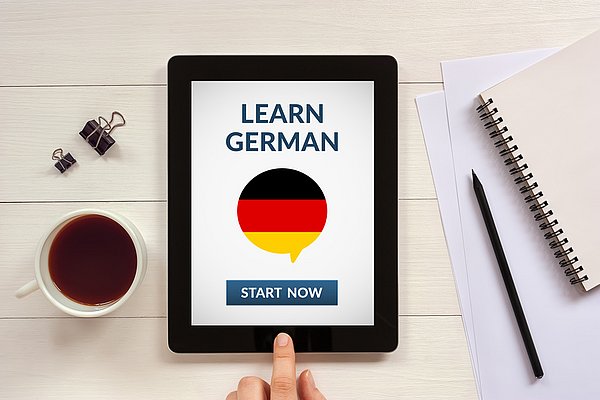 Tablet mit geöffneter Sprachapp Tablet mit geöffneter Sprachapp