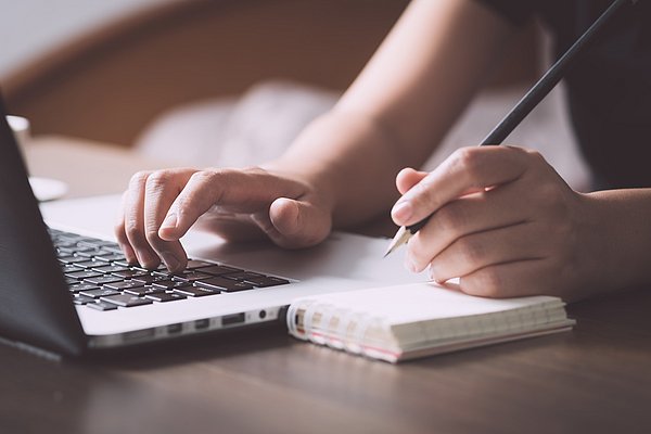 tippende Person am Laptop Student schreibt am Computer